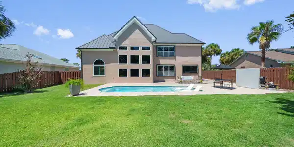 Image 4: Exterior Back