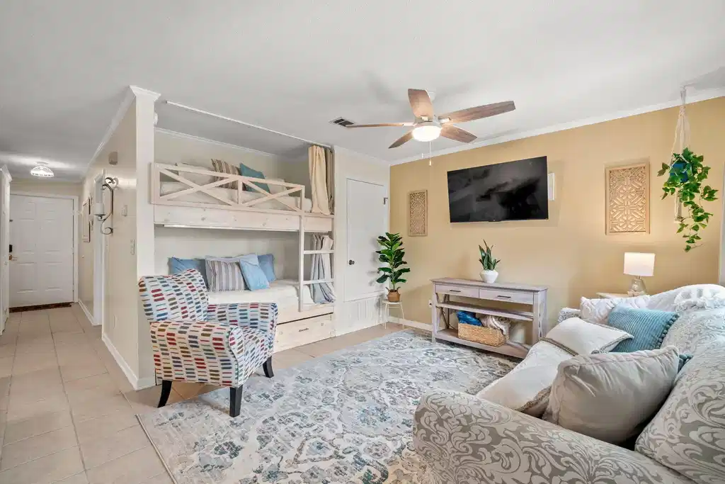 Image 1: Living Area
