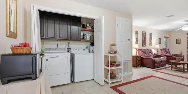 Image 4: Entryway/Washer & Dryer