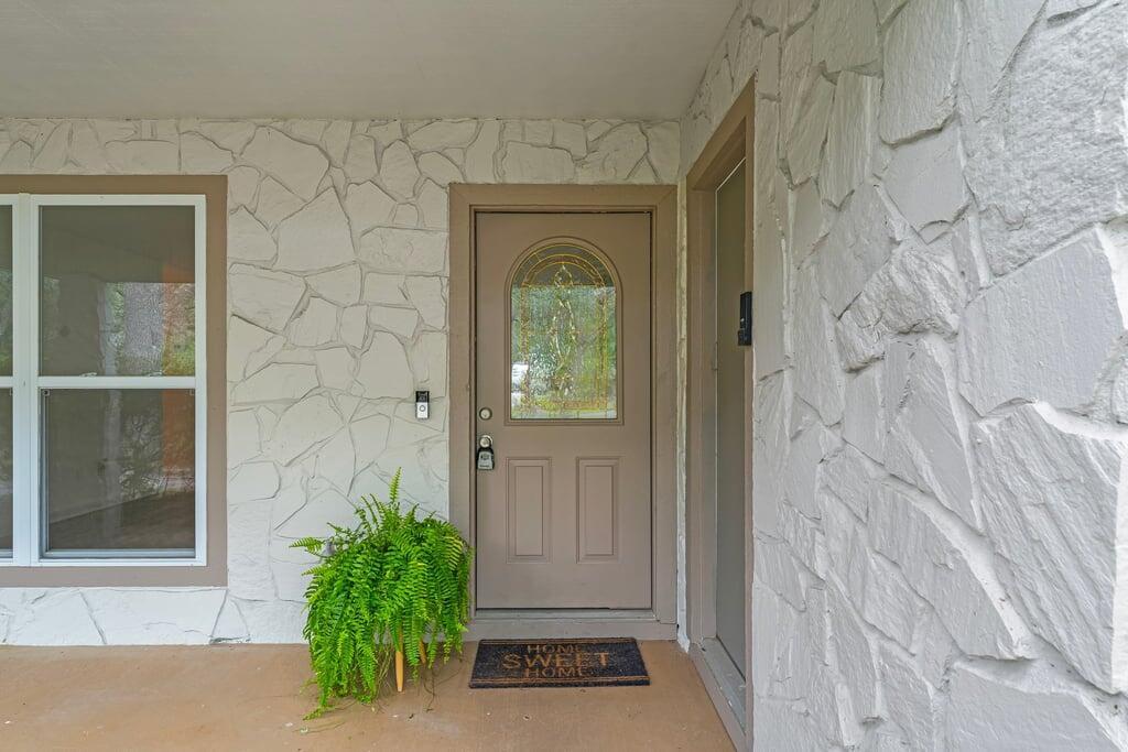 Image 2: 4-custom-606-e-greenwood-cove