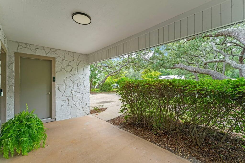 Image 3: 3-custom-606-e-greenwood-cove