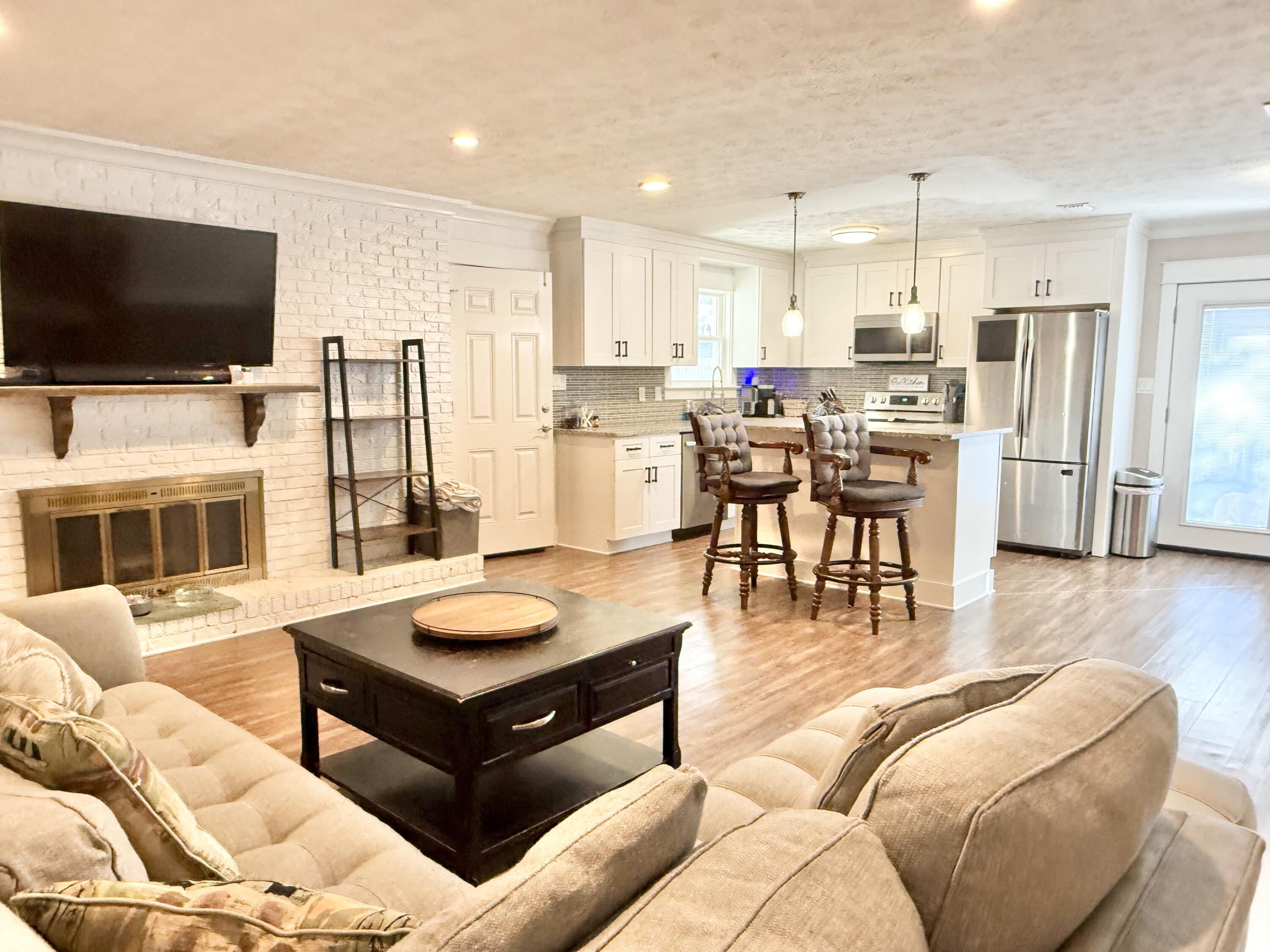 Image 2: Living, Dining & Kitchen