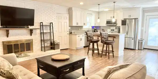 Image 2: Living, Dining & Kitchen