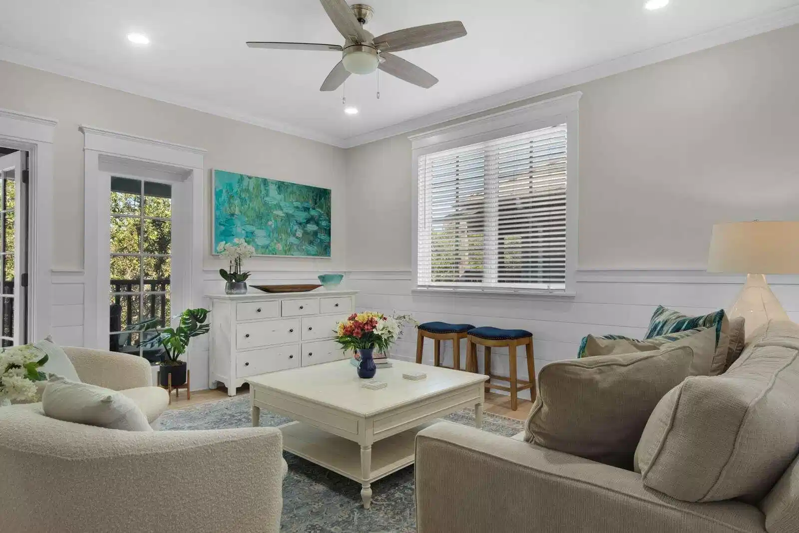 Image 1: Living Area