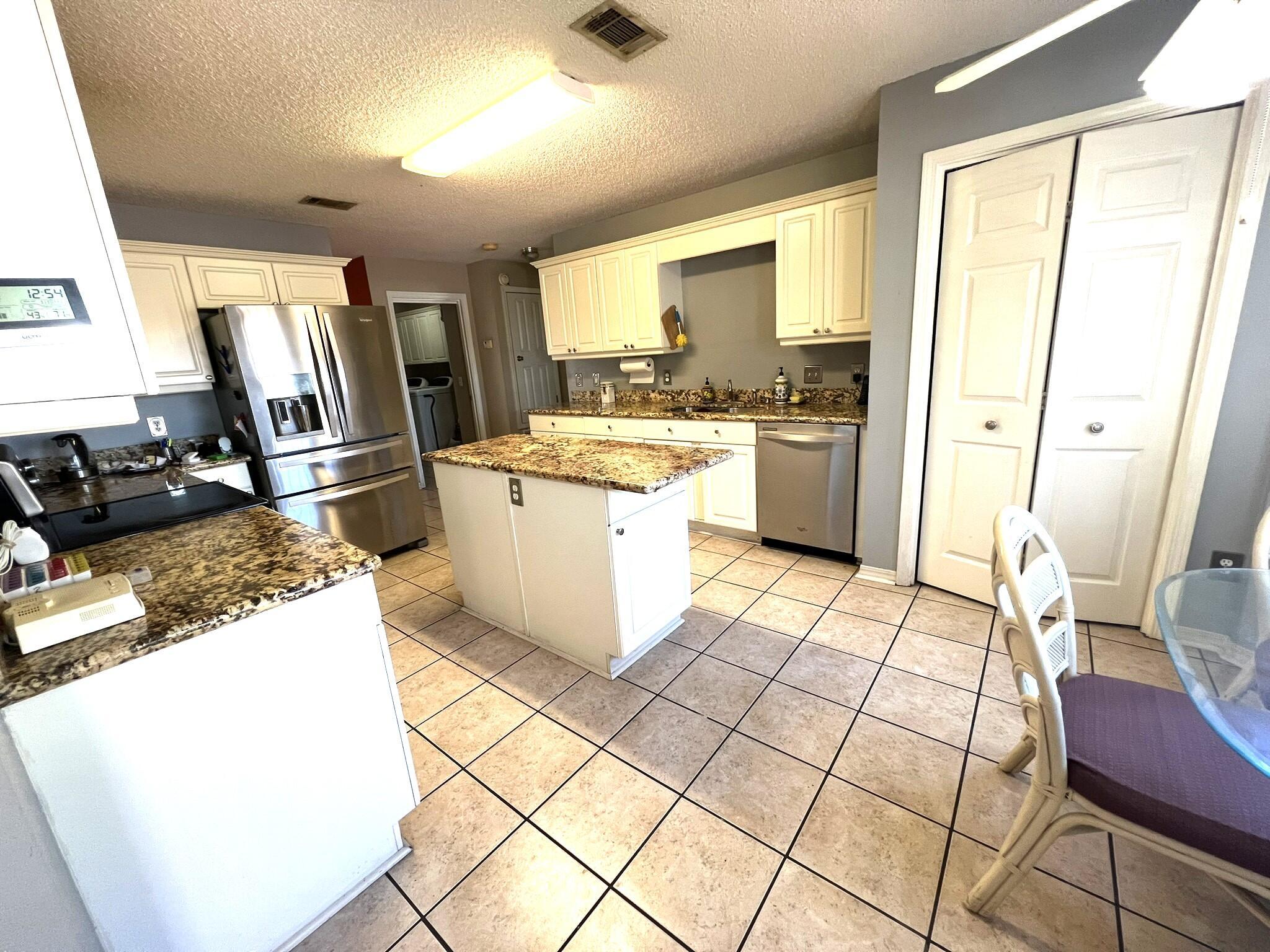 Image 3: Kitchen