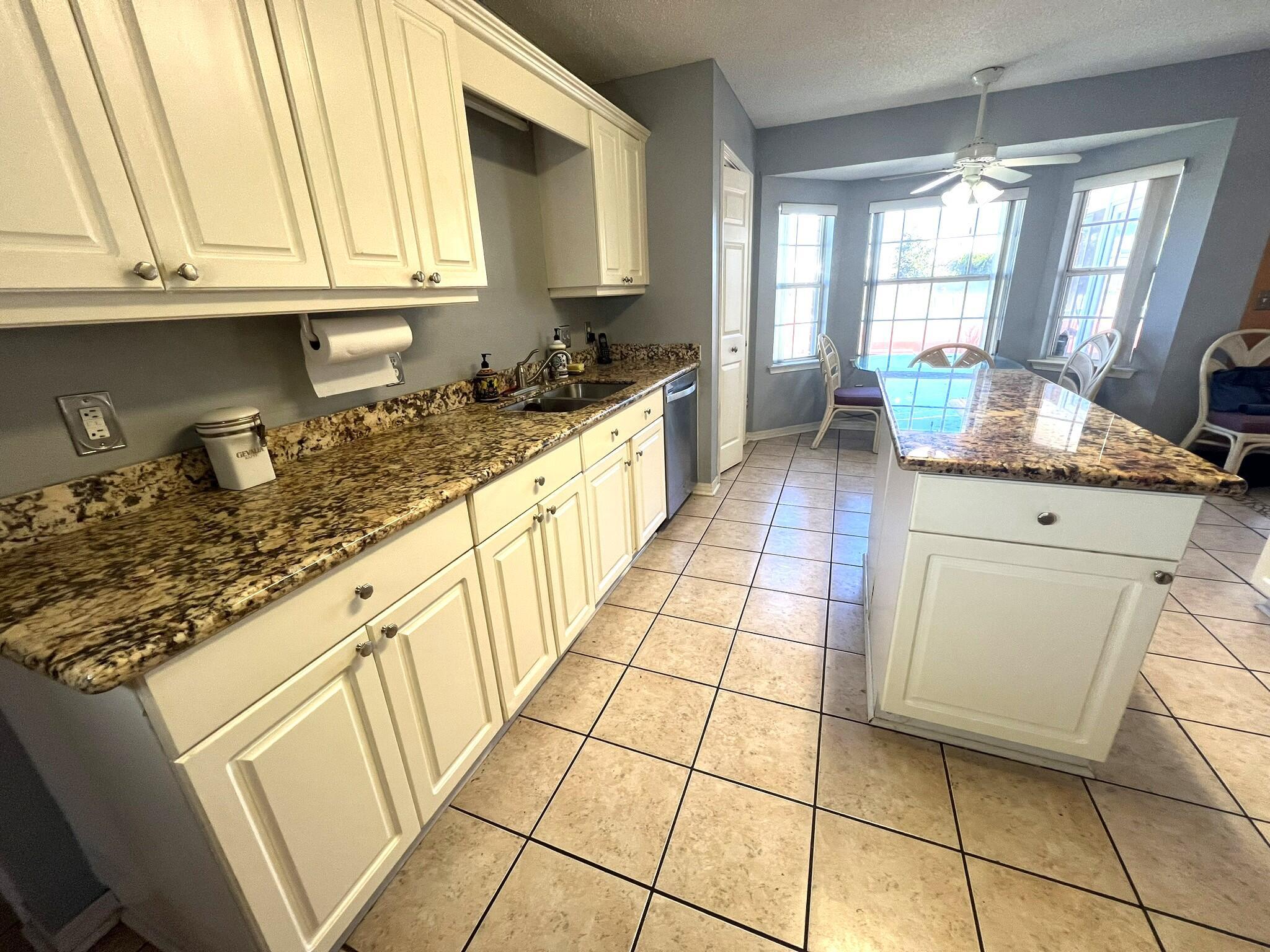 Image 4: Kitchen