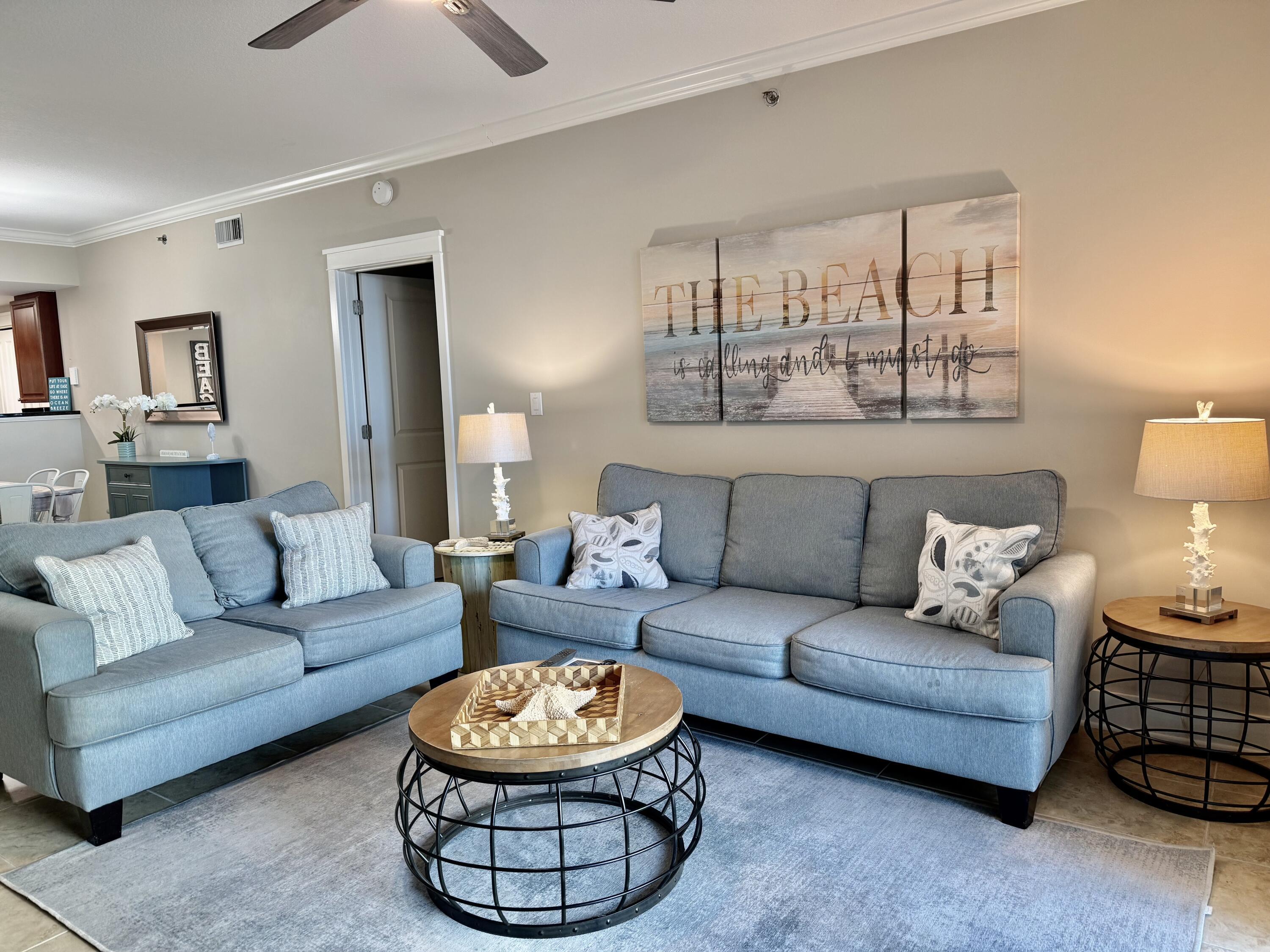 Image 4: LIVING AREA