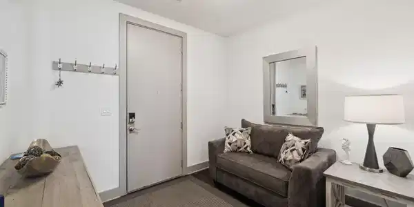 Image 4: Foyer