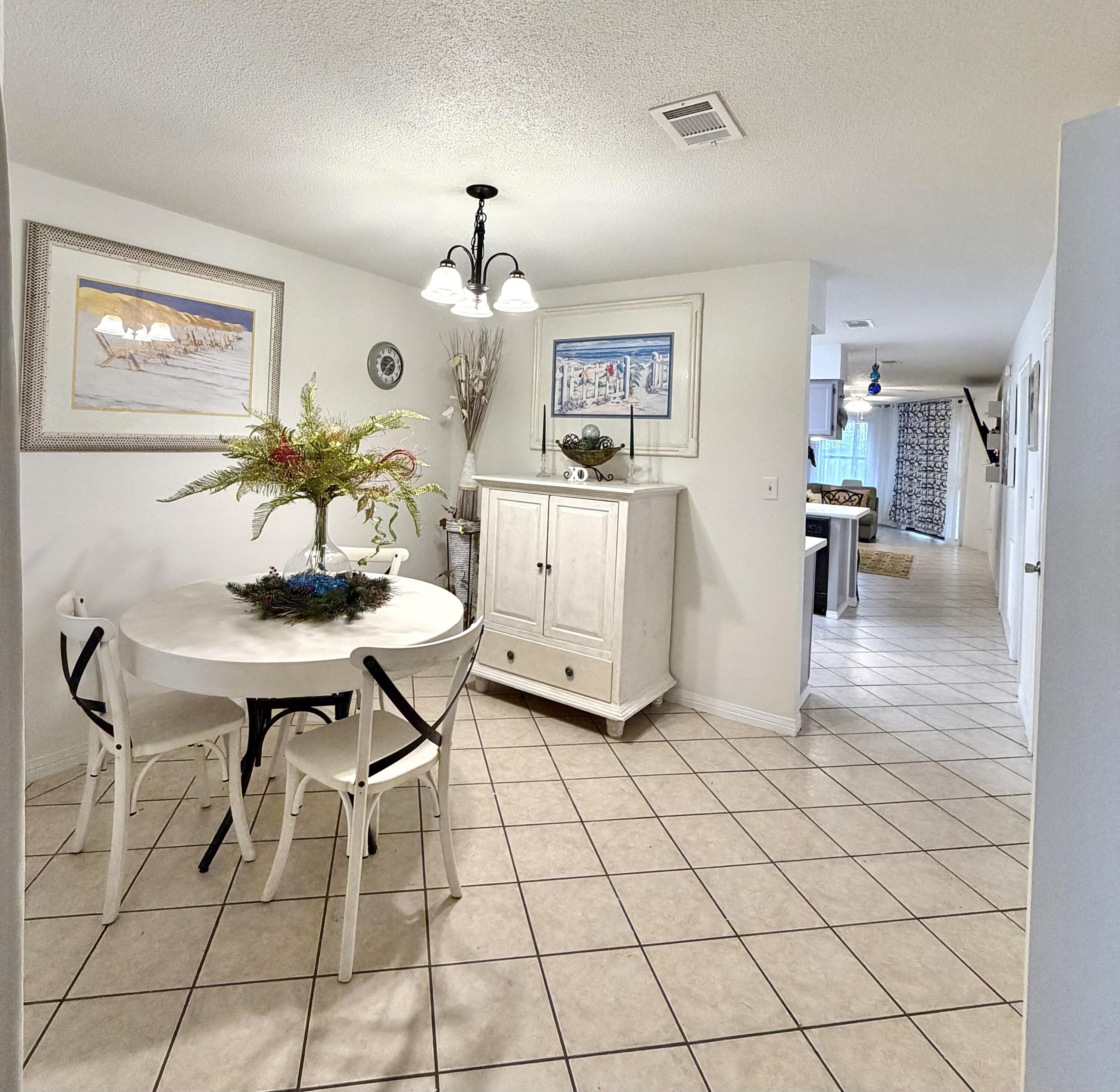 Image 3: Diningroom