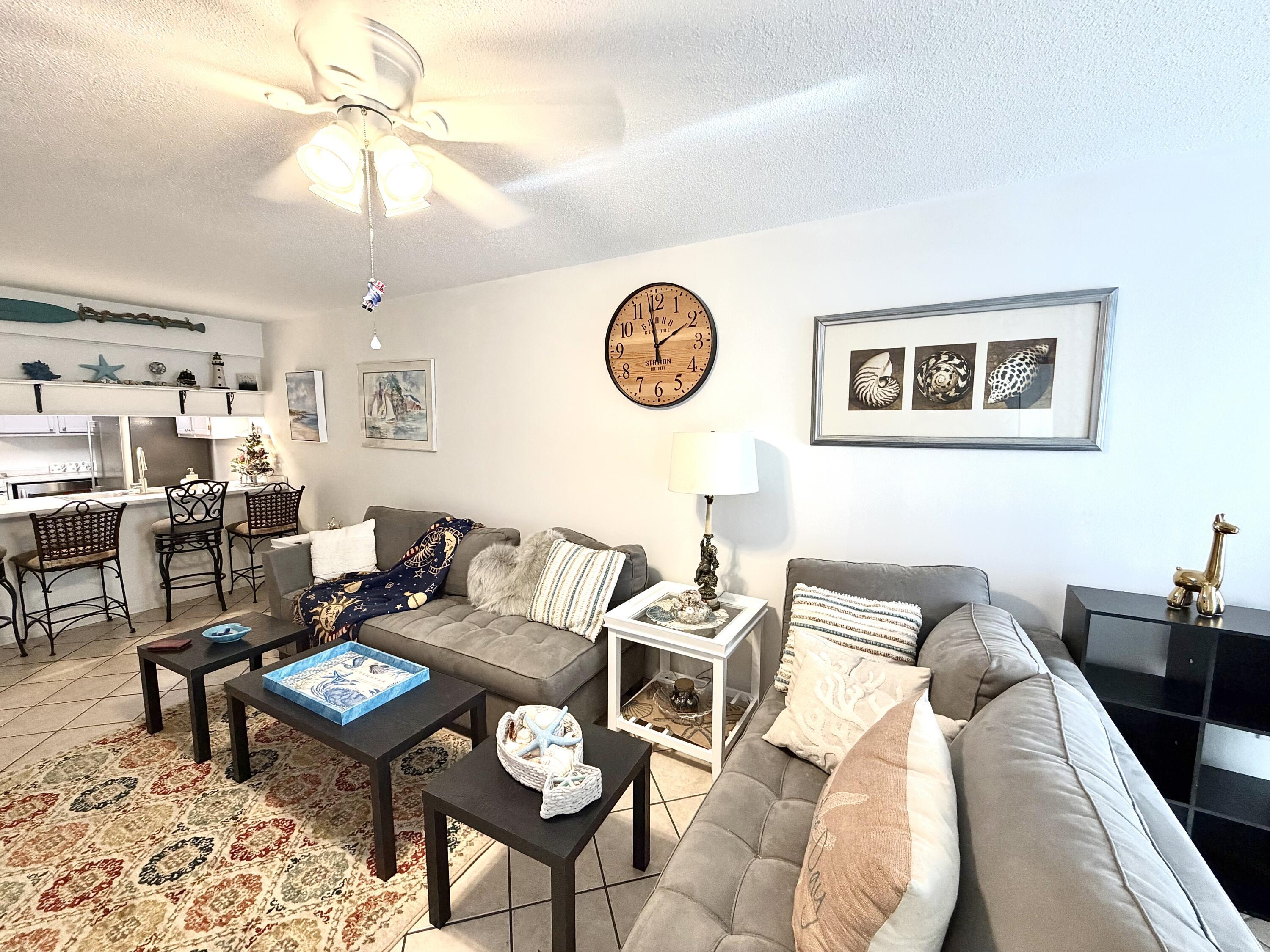 Image 4: Living Room
