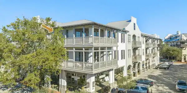 104 N Barrett Square