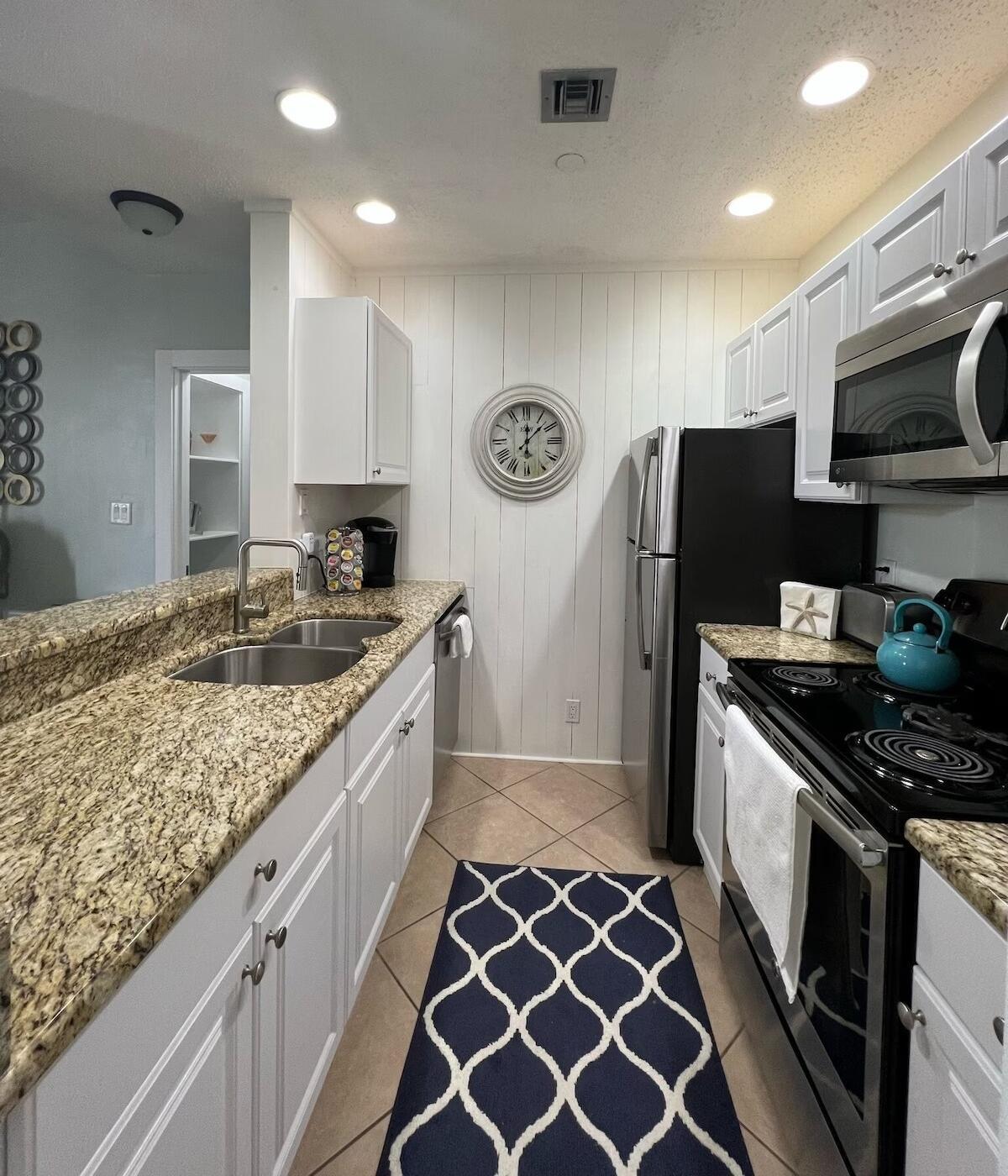 Image 4: Kitchen