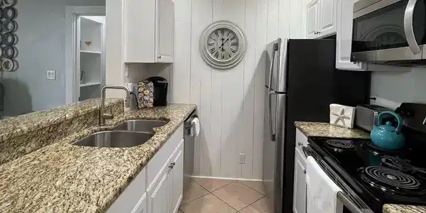 Image 4: Kitchen