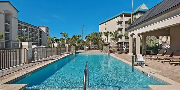 Image 2: Beautiful community pool