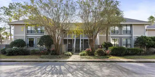 907 Harbour Point Lane
