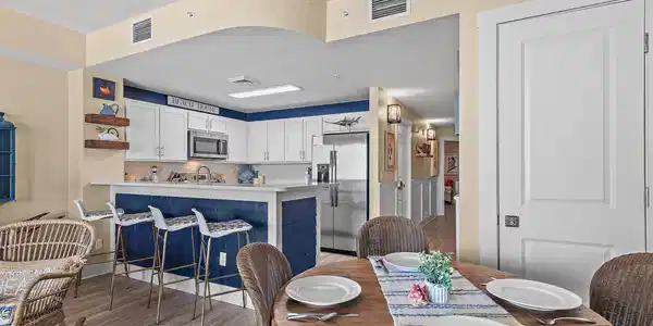 Image 4: Dining & Kitchen