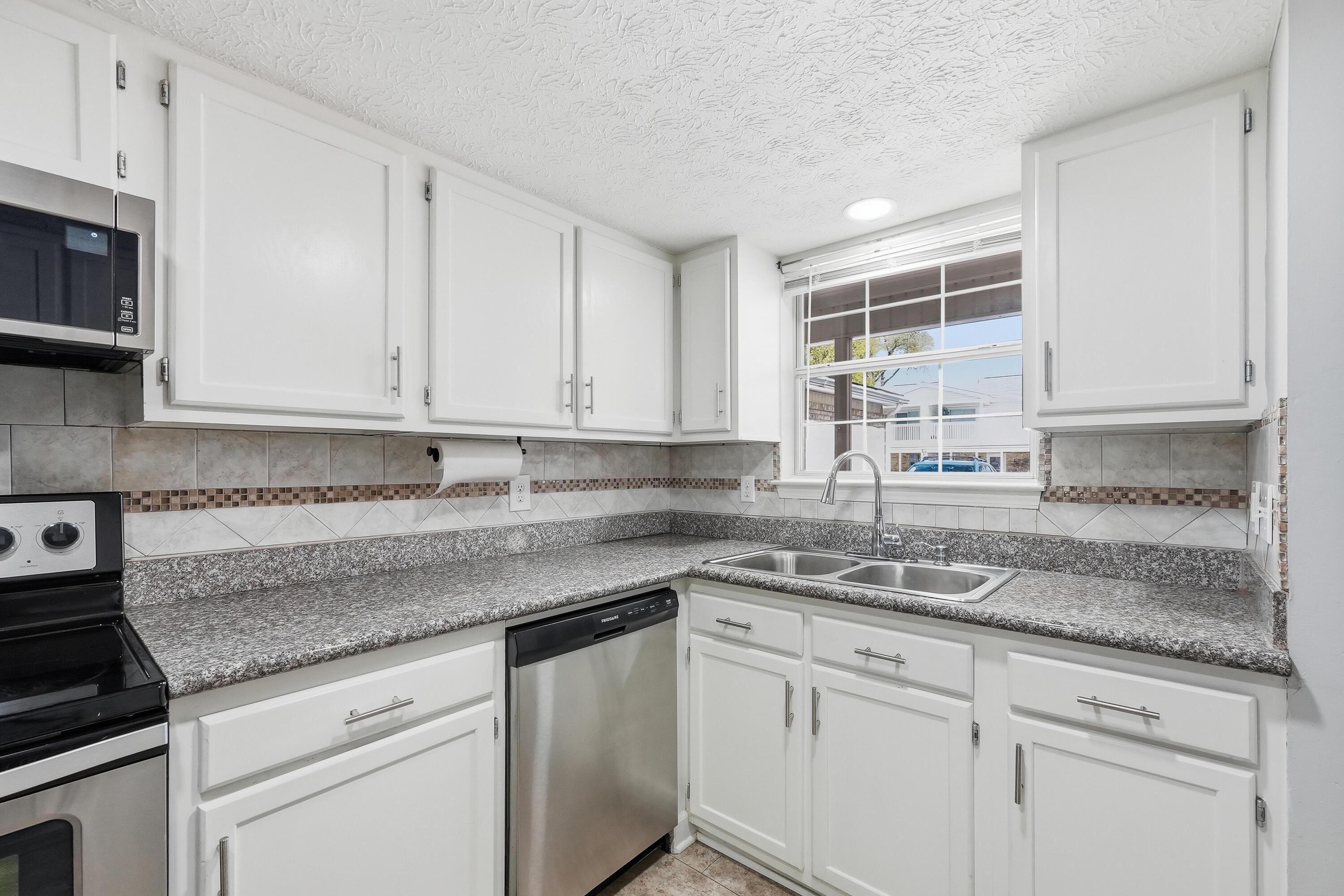 Image 2: 2412 winterpark ct-22
