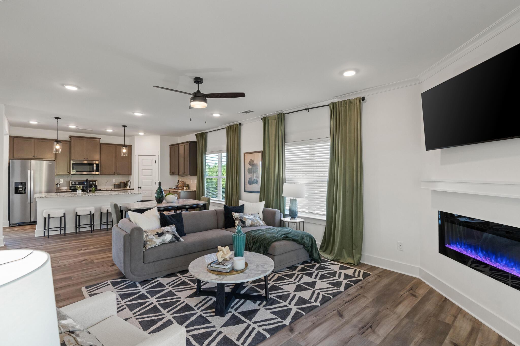 Image 2: Harvey living area