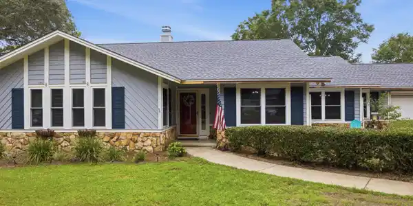 406 Greenwood Way