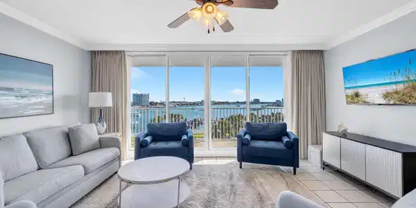 Image 4: Living Area