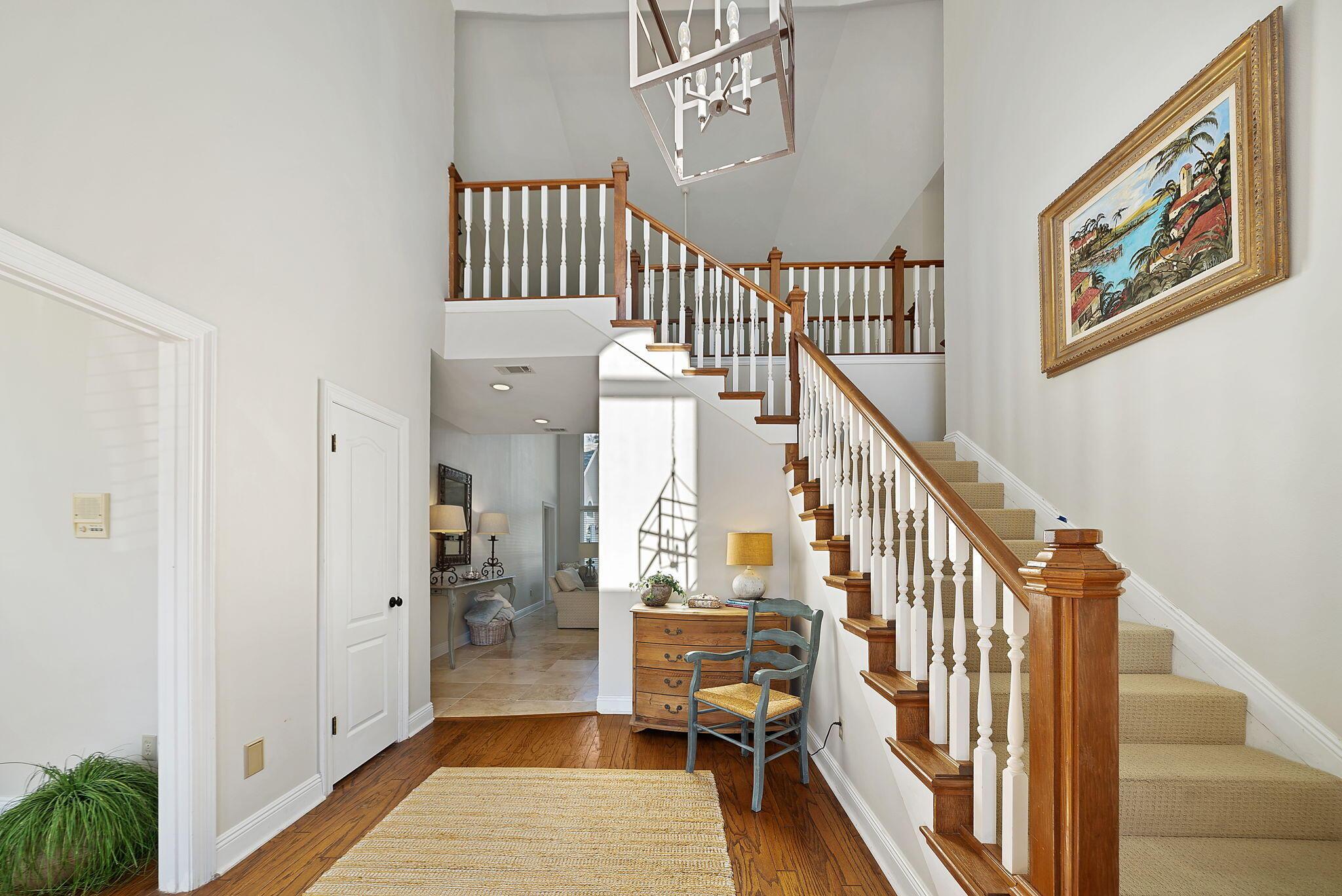 Image 4: Foyer