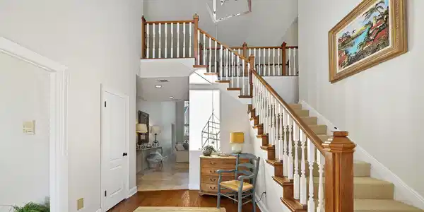 Image 4: Foyer