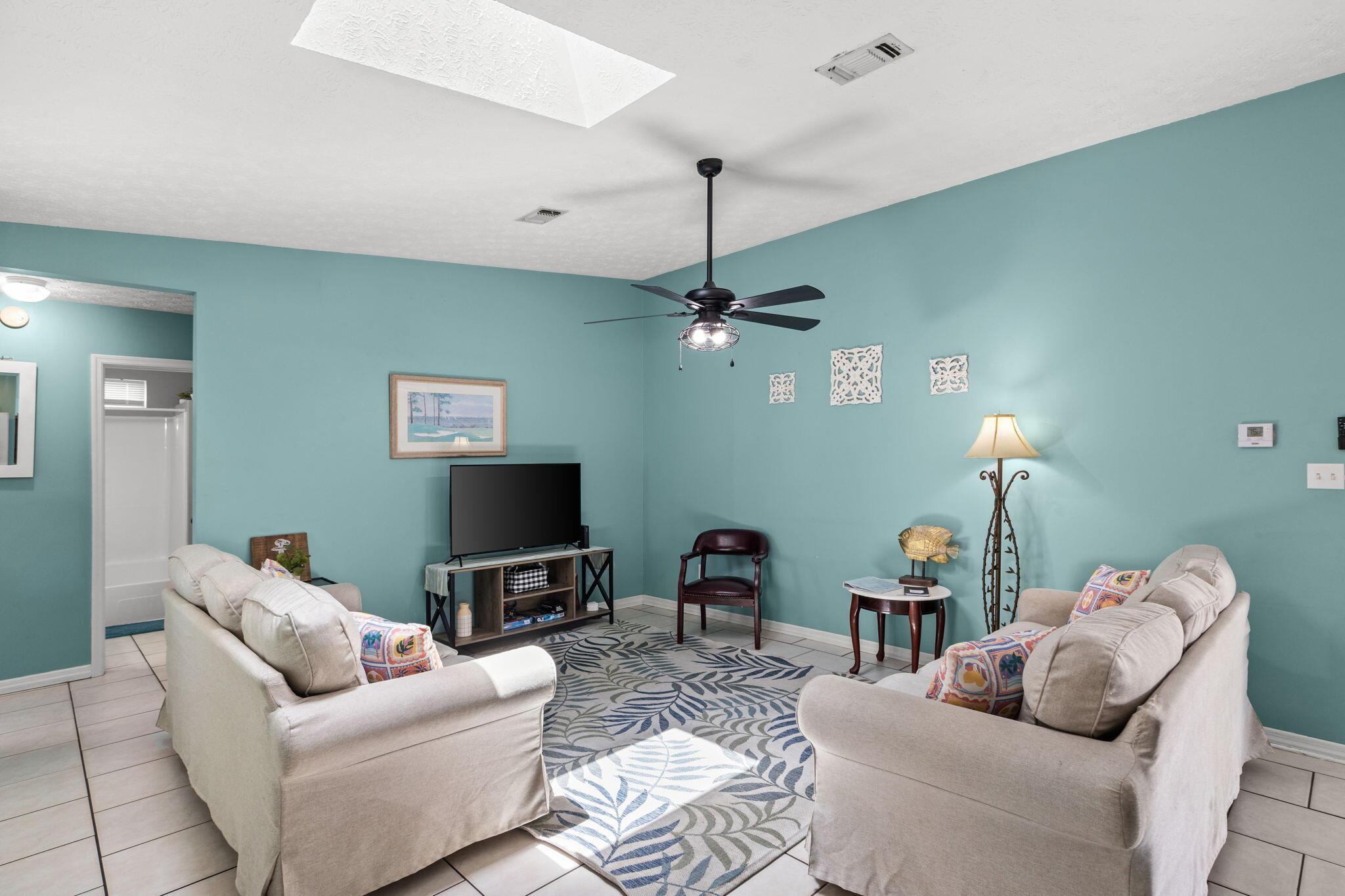 Image 4: Living Area