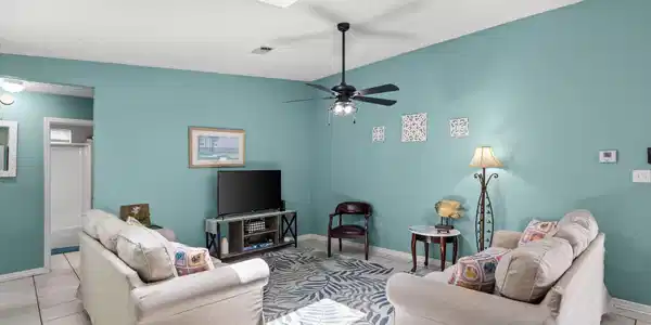 Image 4: Living Area