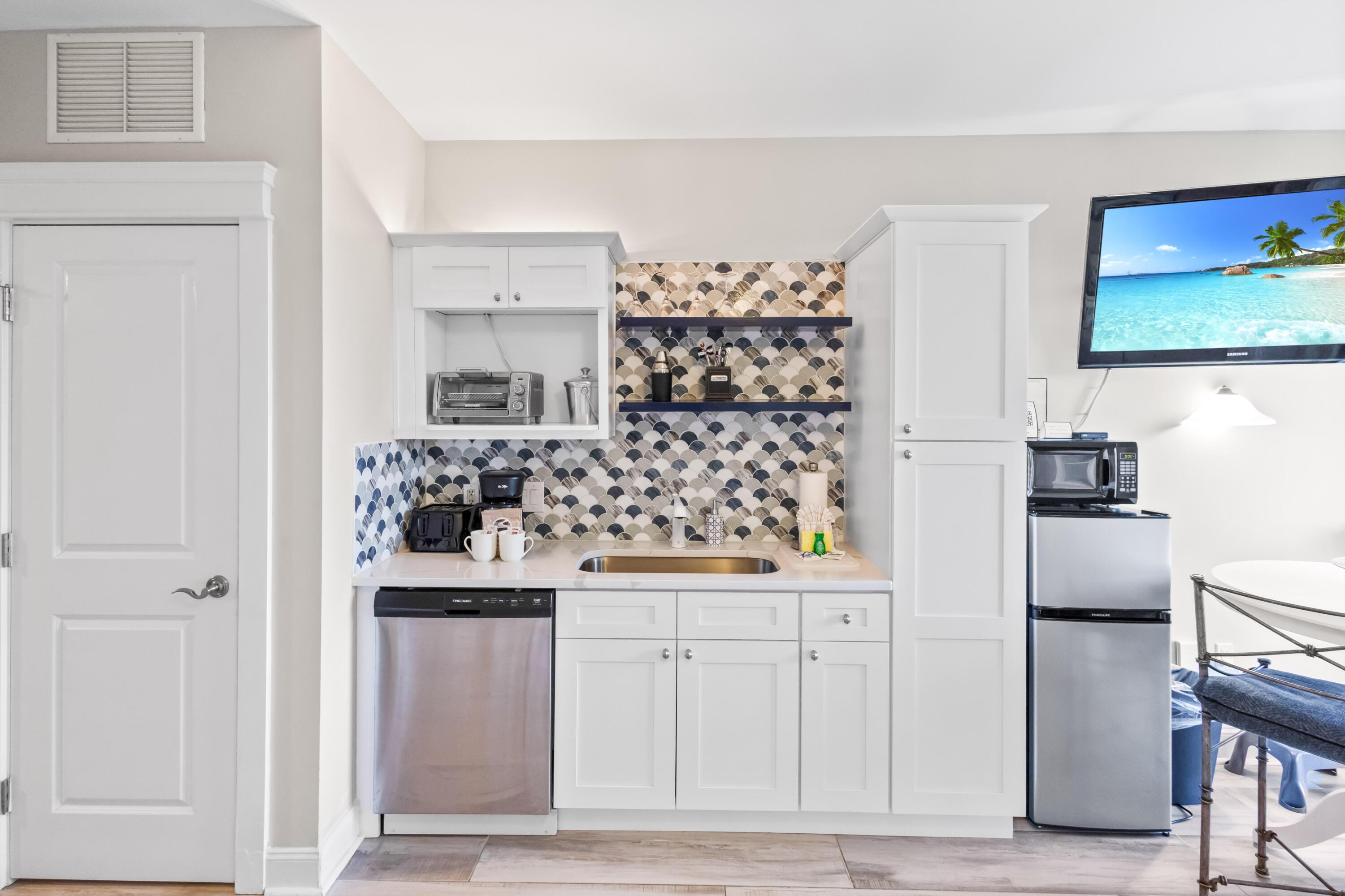 Image 3: kitchenette