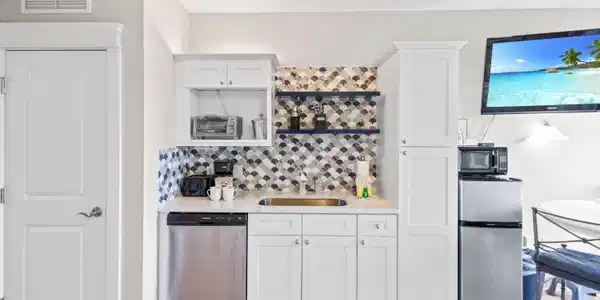 Image 3: kitchenette