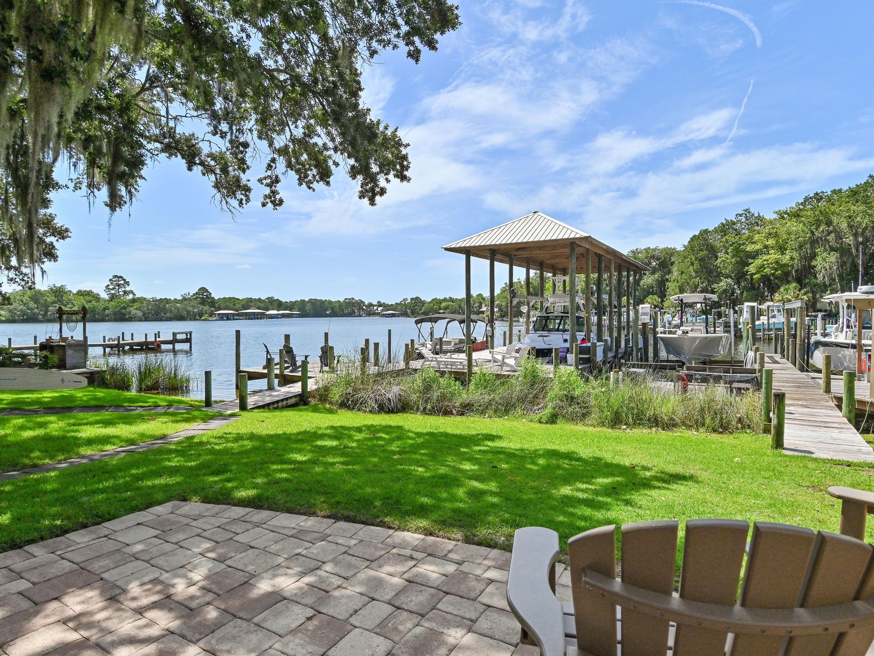 Image 2: Boatslip and lift in your backyard