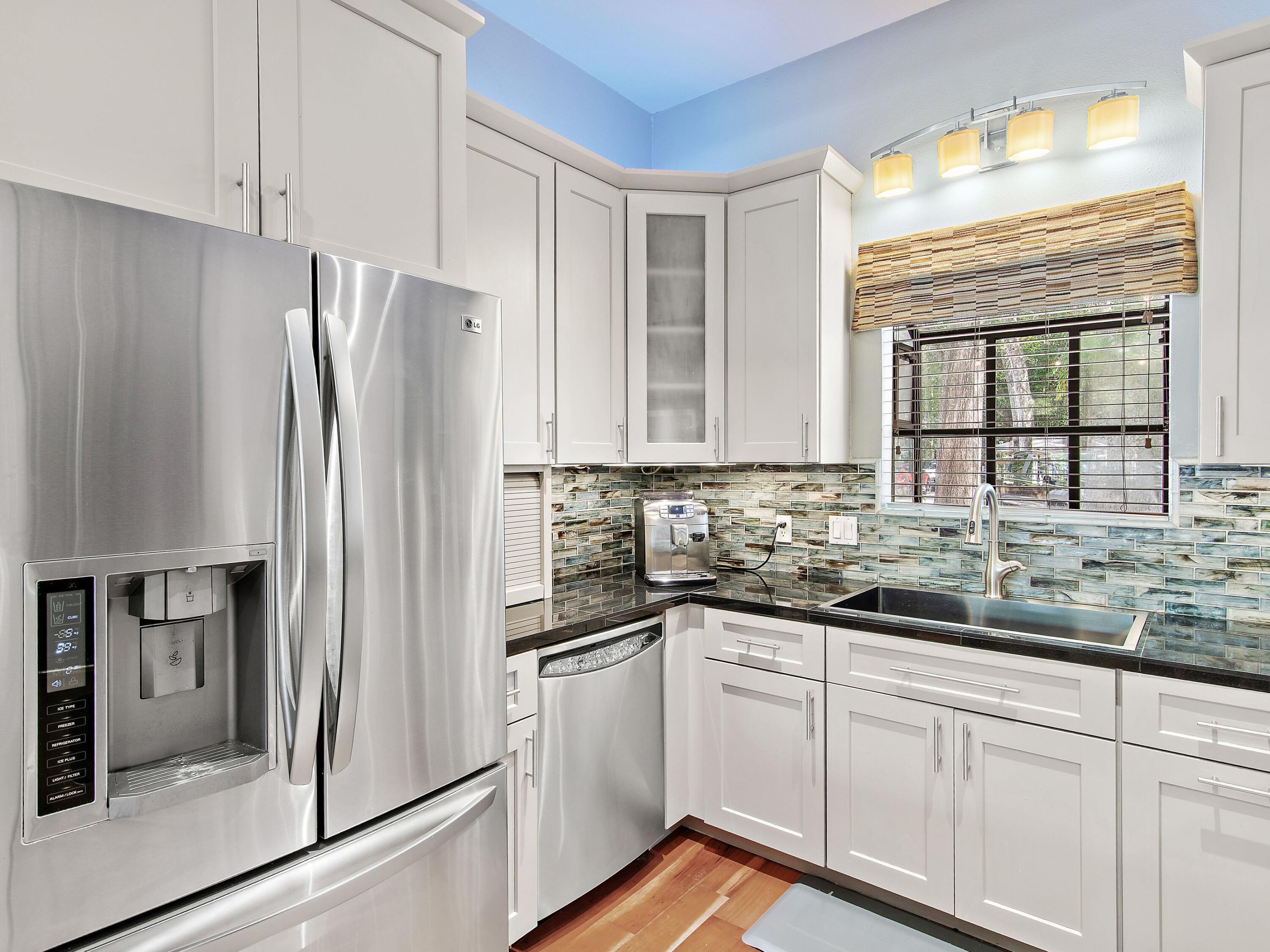 Image 4: Beautiful kitchen
