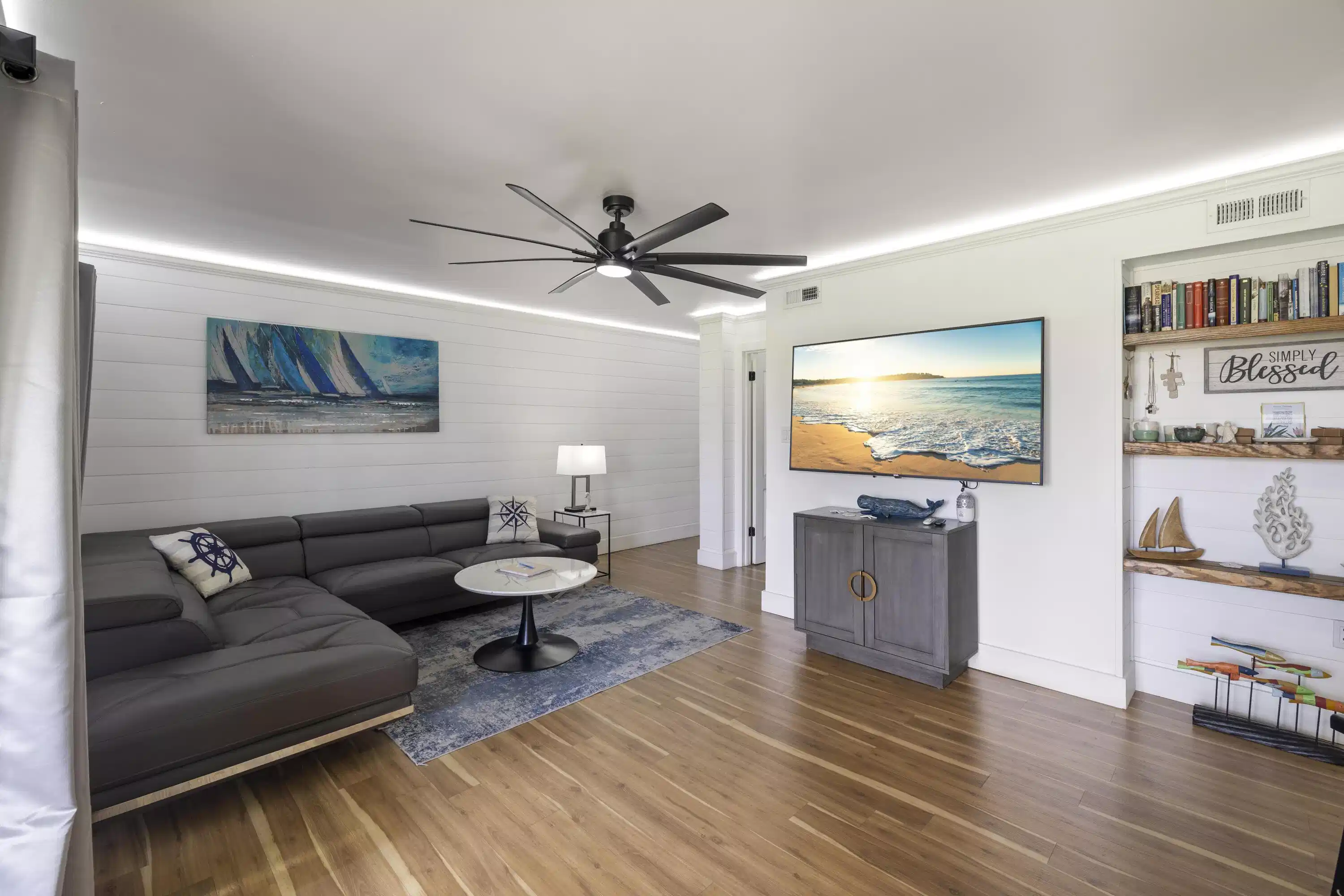 Image 1: Lroom