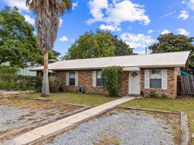 120 Lakeside Circle