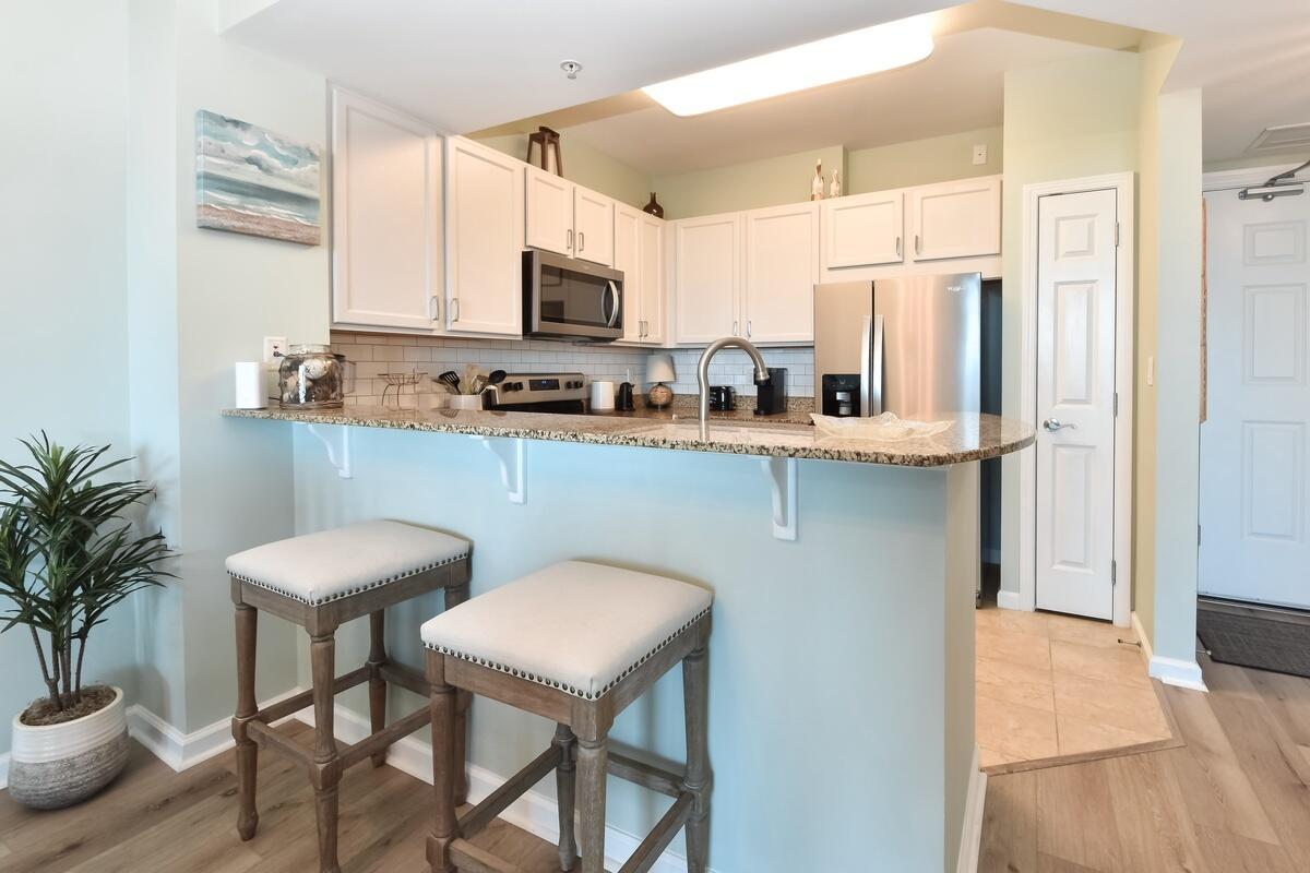 Image 4: Bar to Kitchen