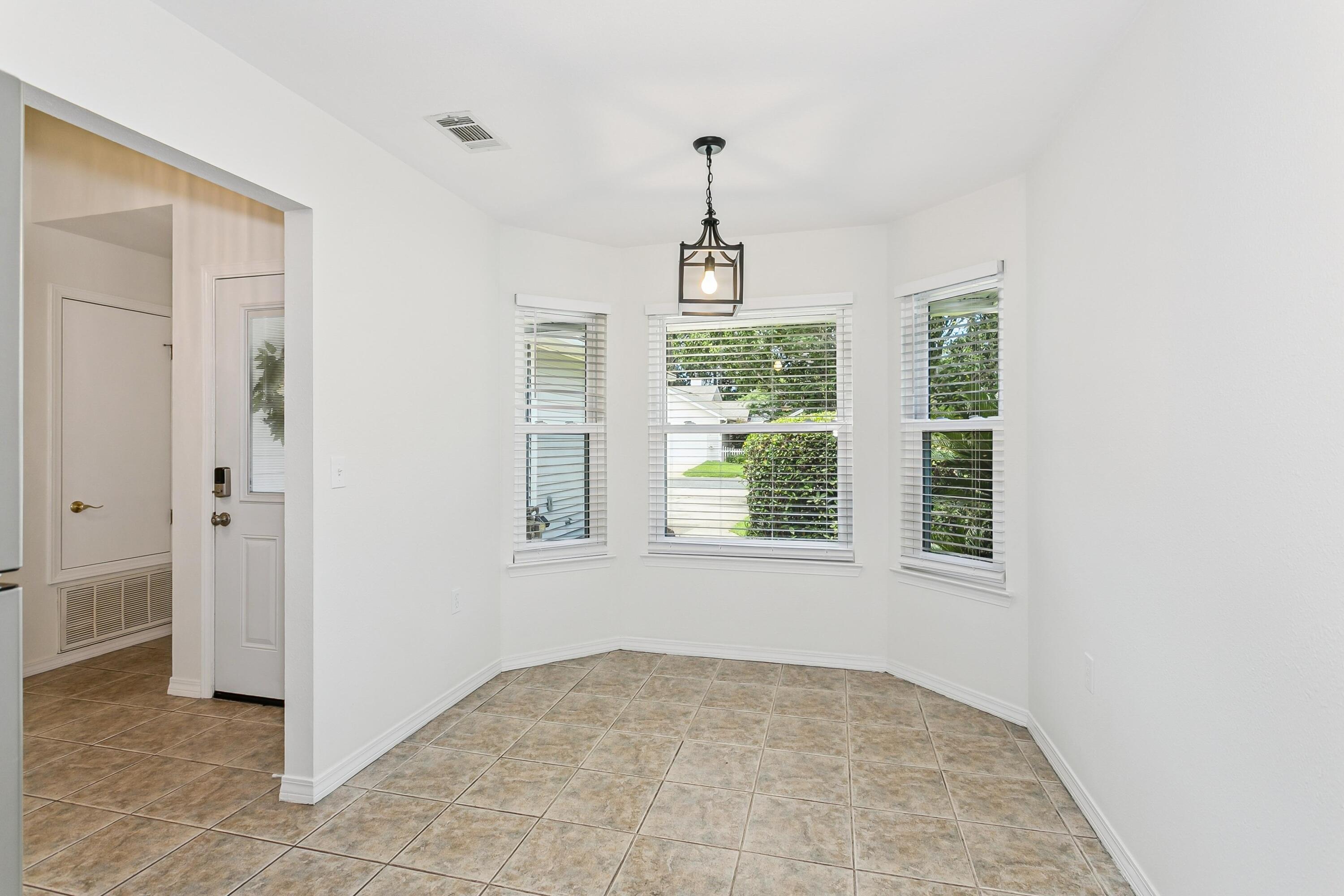 Image 4: Dining / Kitchen