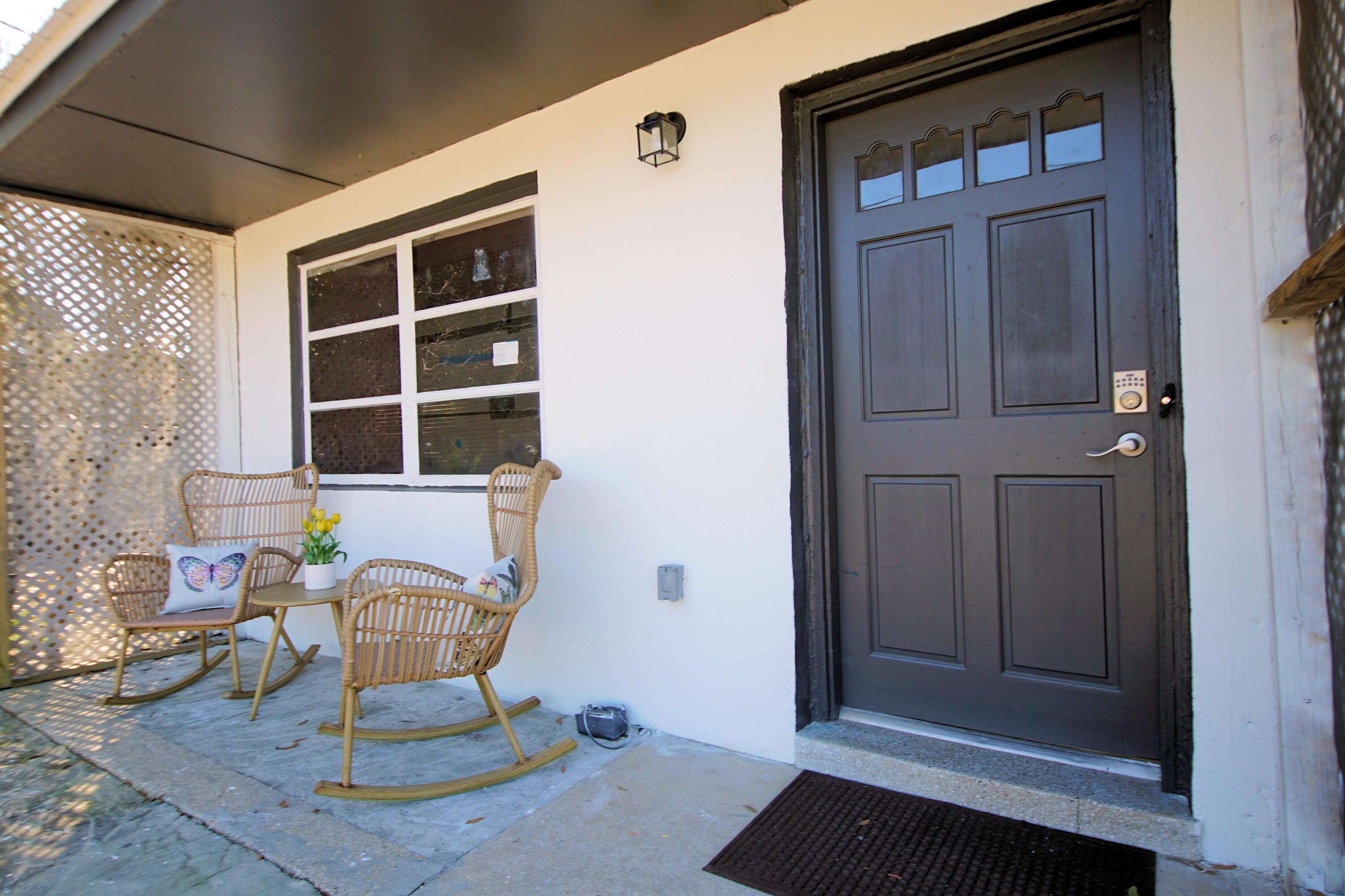 Image 2: 365 Argyle_Front Porch