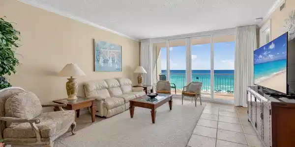 Image 4: Large Living Room
