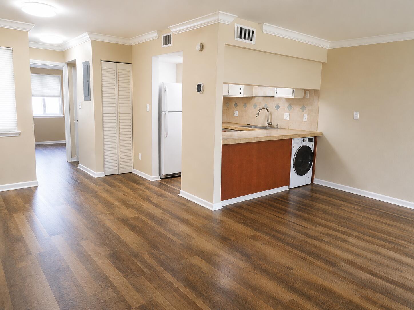 Image 4: Living Room (2)
