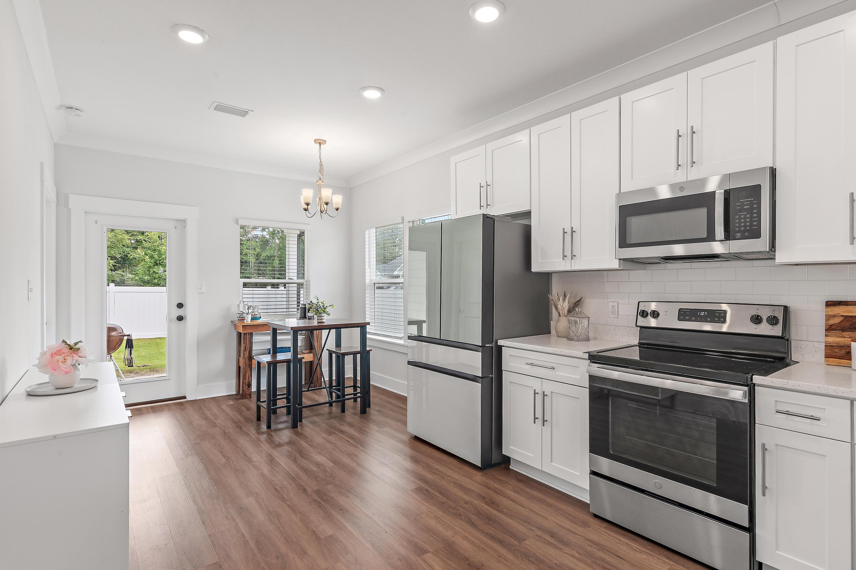 Image 4: Dining Area off Kitchen