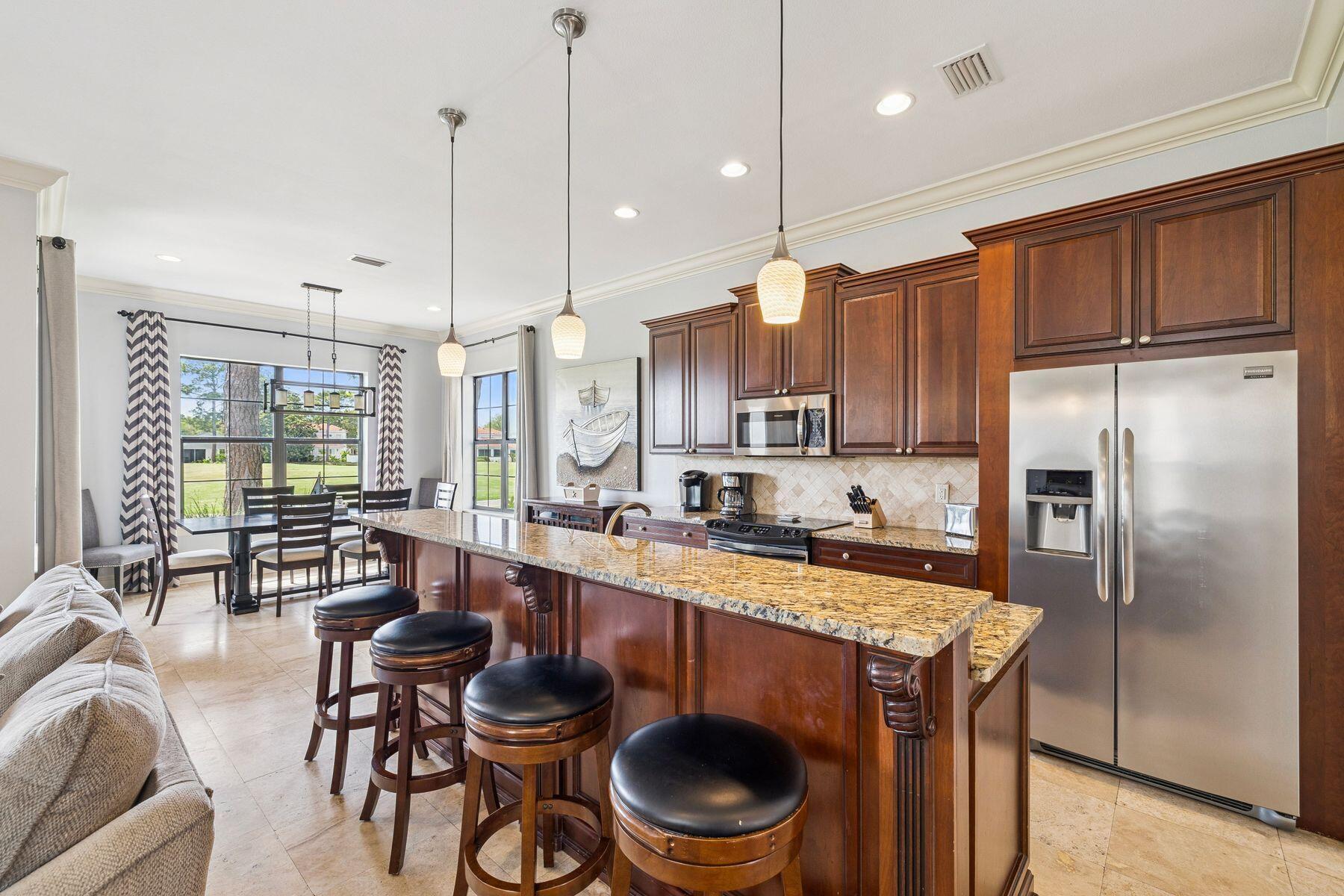 Image 4: Kitchen and Island