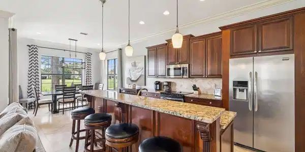 Image 4: Kitchen and Island