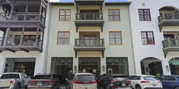 34 N Barrett Square