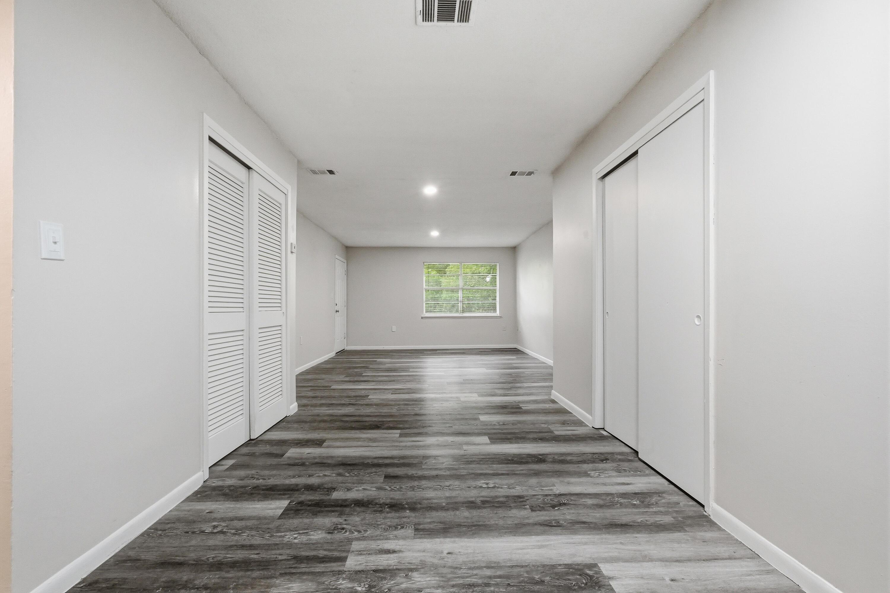 Image 2: 609 colonial dr unit 8-10