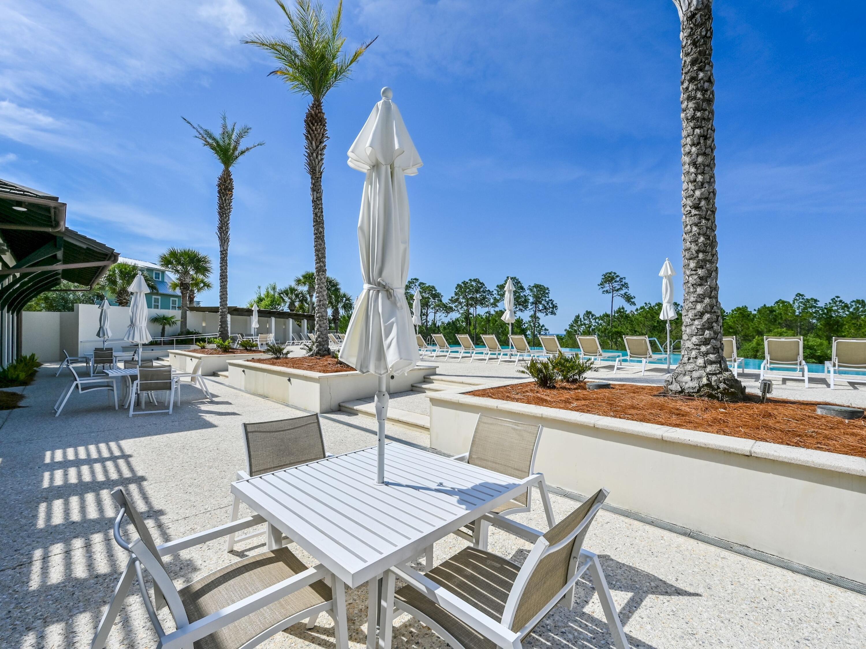 Image 3: Plenty of tables and chairs for everyone