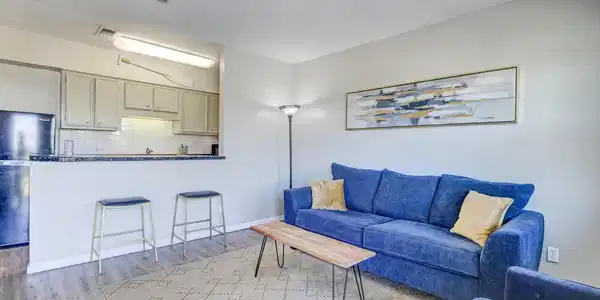 Image 4: Sandy Pointe 201