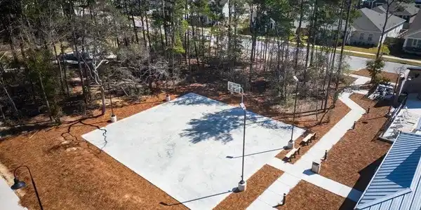Image 4: clubhouse half court basketball