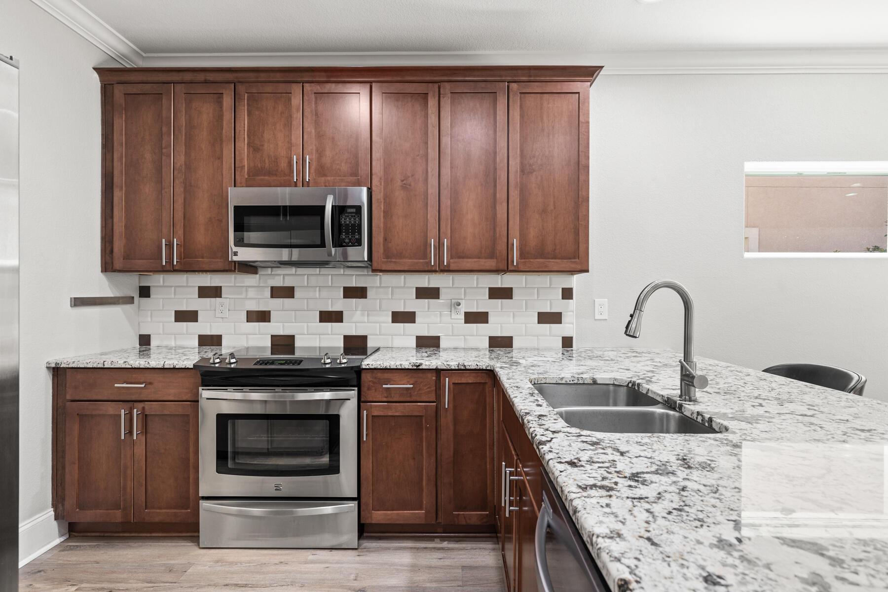Image 4: Kitchen
