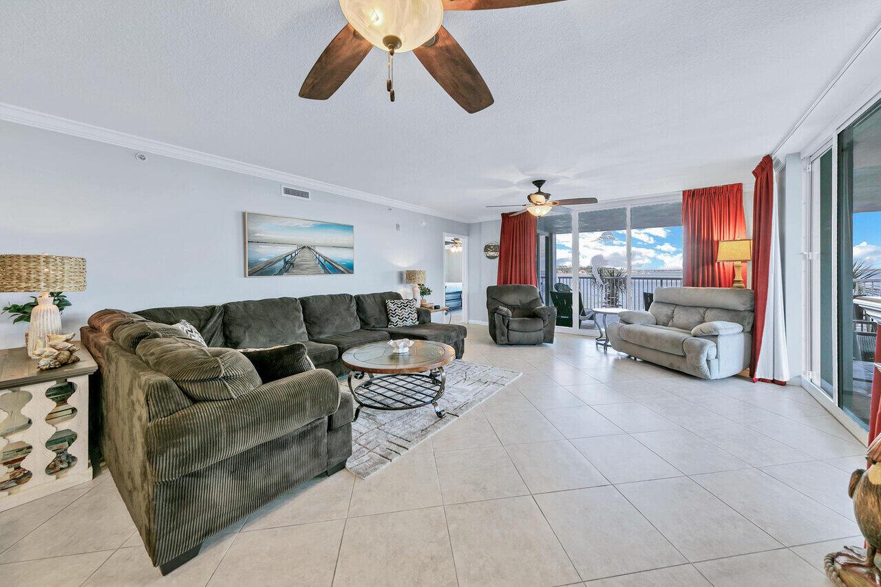 Image 4: 303 Living room