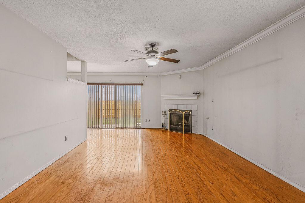 Image 4: Living Room
